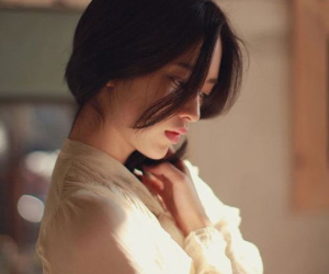 Đàn bà dẫu trải qua bao đau thương cũng đừng sống lạnh lùng như sỏi đá