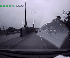 Hà Nội: Tránh xe ô tô đi ngược chiều, hai thanh niên suýt bị xe máy phía sau cán chết trên Quốc lộ 5