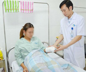 Nhóm nữ sinh lớp 12 mang tuýp sắt, bình hơi cay đánh bạn nhập viện