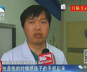 Bắt chước trò chơi trên mạng, bố khiến con gái 2 tuổi nhập viện khẩn cấp