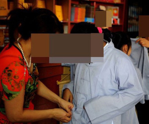 Bé gái bất ngờ trở về trong bộ áo nhà chùa sau gần 1 năm nghi bị bắt cóc