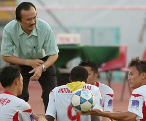 CLB Việt có nguy cơ mất hàng chục tỷ đồng vì bầu Thắng quyết phản đối bầu Tú