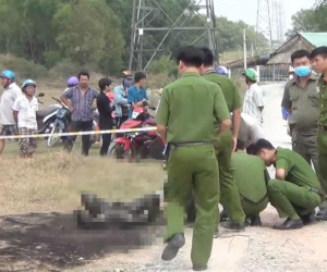 Kinh hoàng phát hiện thi thể người phụ nữ cháy đen ở bãi đất trống