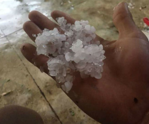Mưa đá, lốc xoáy khiến hàng trăm ngôi nhà sập, nhiều người bị thương