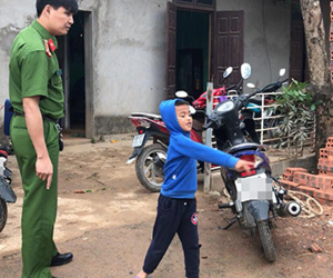 Bé trai hoảng sợ chứng kiến anh 8 tuổi bị kẻ lạ mặt đâm chết