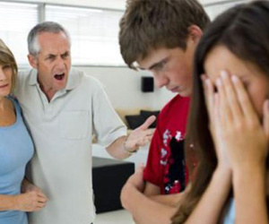 Con dâu khóc ròng vì bố chồng yêu cầu 'rửa bát không có tiếng va, kho cá không có mùi'