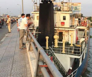 Tàu hàng nghìn tấn mắc kẹt giữa cầu Đồng Nai