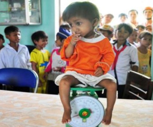 Video: Bé tý hon K'Rễ đá bóng cùng bạn bè