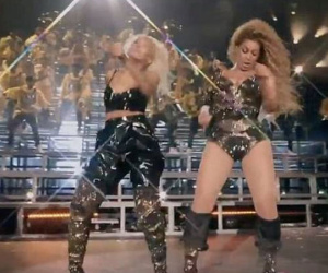 Beyoncé bị bộ trang phục 'phản chủ' tới 2 lần trên sân khấu Coachella 2018