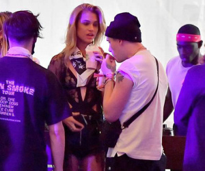 Brooklyn Beckham tán tỉnh người đẹp tóc vàng mới cao hơn cả mình tại Coachella