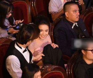 Nhan Phúc Vinh cởi áo khoác cho Nhã Phương khi ngồi cạnh, cùng nhau đi ăn đến gần 2 giờ sáng