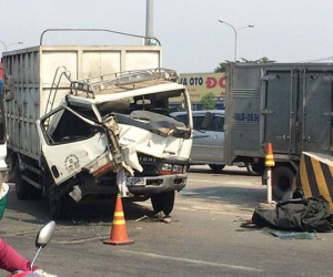 Ôtô đâm liên hoàn ở trạm BOT, nhân viên thu phí chạy tán loạn