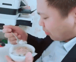 Clip anh chồng mếu máo khóc vì bị vợ ép... ăn chè: 'Suốt ngày nấu bắt người ta ăn, bảo sao không lên cân'