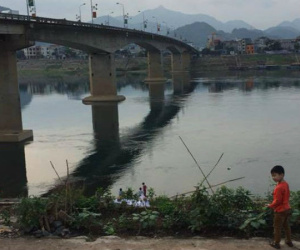 Đang đi trên cầu, nam thanh niên bất ngờ nhảy xuống sông Đà tự tử
