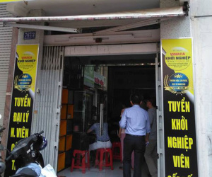 Đột kích cửa hàng bán sản phẩm 'trị ung thư' bằng than tre ở TP HCM
