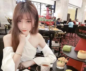 Khinh bạn trai đi ăn mà lại xin nilon gói đồ thừa mang về, cô gái trẻ bị mắng cho xấu hổ