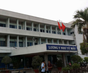 Người nhà 'tố' bác sĩ bệnh viện bỏ mặc bé gái ngã cầu thang bị chấn thương nặng vì không đóng tiền