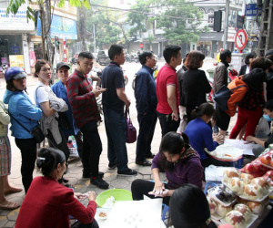 Hà Nội: Hàng trăm người xếp hàng từ 5h sáng mua bánh trôi - bánh chay Tết Hàn thực