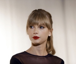 Taylor Swift suýt gặp nguy hiểm khi có kẻ mang hung khí đột nhập vào nhà