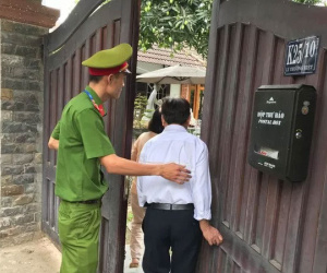 Video: Cơ quan điều tra có mặt tại nhà cựu Chủ tịch Đà Nẵng Trần Văn Minh