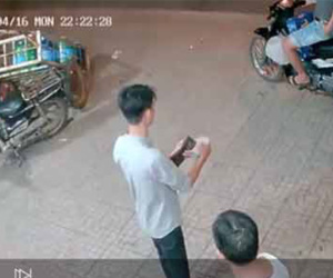 Video: Hai thanh niên 'diễn sâu' cướp một thùng bia, còn lấy thêm đá