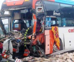 Xe khách đâm xe tải lật nghiêng trên quốc lộ