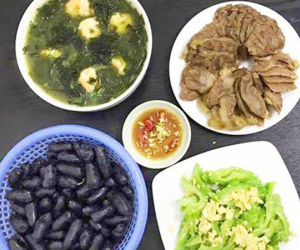 Cất công làm mâm cơm đề huề, mẹ đảm sốc khi nghe chồng đoán giá