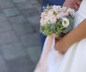 Cô gái mặc váy trắng khóc nức nở khiến hôn trường nhốn nháo