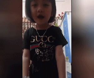 Cô nhóc sún răng khiến các mẹ đứng ngồi không yên với màn livestream bán hàng siêu dễ thương