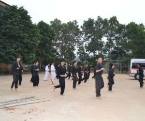 Hàng loạt bệnh viện lập chốt công an, thuê người dạy võ cho bác sĩ