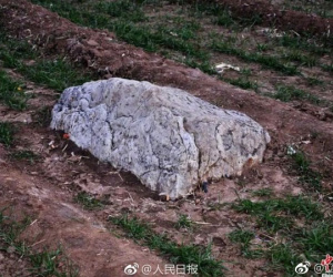 Kỳ lạ ngọn núi chỉ bước một chân lên đến đỉnh ở Trung Quốc