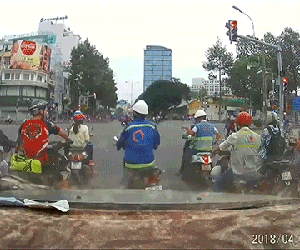 Tên cướp giật túi xách táo tợn, kéo lê cô gái hàng chục mét giữa ngã tư ở Sài Gòn