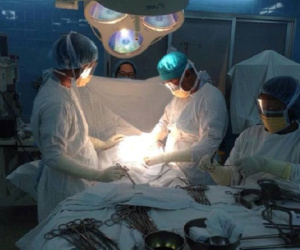 TP.HCM: Bác sĩ căng thẳng cắt khối u buồng trứng cho một phụ nữ bị nhiễm HIV từ chồng