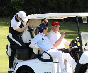 Trump lái xe đưa Abe đi đánh golf