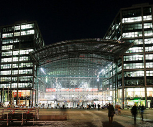 Trung tâm Berlin tê liệt vì bom