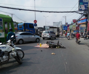 Va chạm giao thông rồi ngã xuống đường, người đàn ông bị bánh xe đầu kéo cán qua người tử vong
