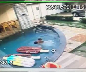 Video: Cậu bé 7 tuổi nhảy xuống bể bơi cứu em bị đuối nước