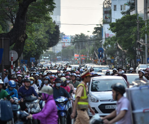 Chặn một chiều đường Cát Linh, xe cộ ùn ứ giờ cao điểm