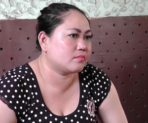 Khởi tố người phụ nữ đánh công an viên