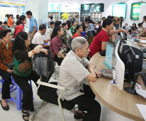 Người dân đổ xô đi cập nhật thông tin cho thuê bao điện thoại