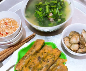 Vợ trẻ nấu mâm cơm 3 món ngon, được chồng khen mà vẫn ấm ức vì bị bà thím sang soi 'làm gì có chất'