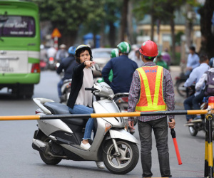 Chặn 1 chiều trên đường Cát Linh, nhiều người bỡ ngỡ, giao thông ùn tắc giờ cao điểm