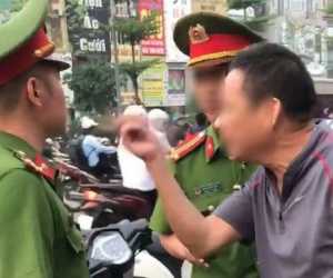 Hà Nội: Thanh niên đi ngược chiều bị nhắc nhở, gia đình xông tới chửi bới, lăng mạ công an