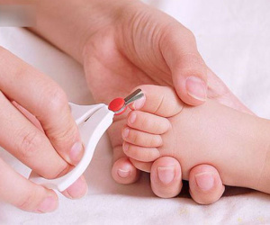 Hầu hết các bậc phụ huynh đều mắc phải 5 sai lầm 'kinh điển' khi cắt móng cho trẻ