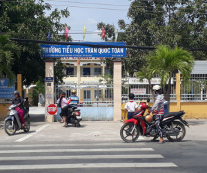 Lùm xùm chuyện cô giáo mắng HS là 'đồ quỷ', thầy giáo choàng vai nữ sinh