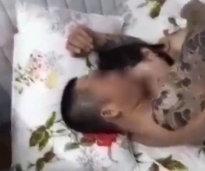 Quá đau đớn, vợ livestream cảnh chồng ngoại tình, ngủ với bồ nhí trong phòng trọ