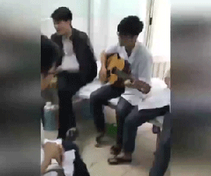 Bác sĩ thực tập đệm đàn cho bệnh nhân hát để thư giãn buổi trưa