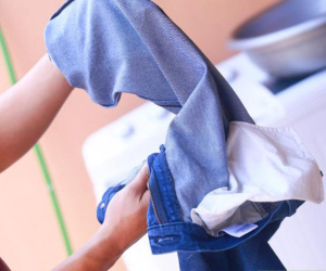 Bỏ ngay thói quen lộn trái quần áo khi phơi nếu không muốn rước bệnh vào người