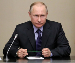 Bút của Putin được bán với giá 77.000 USD