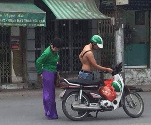 Câu chuyện tài xế Grab Bike cởi áo cho khách mặc khiến ta thấy đời thật dễ thương